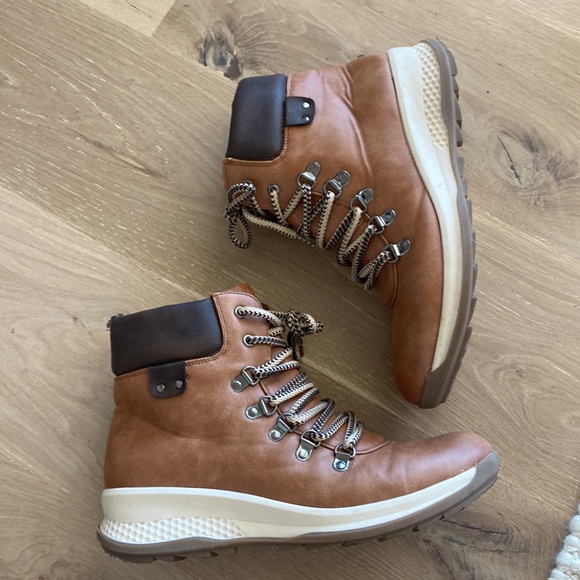 Size 9.5 hiking boots - Picture 2 of 2